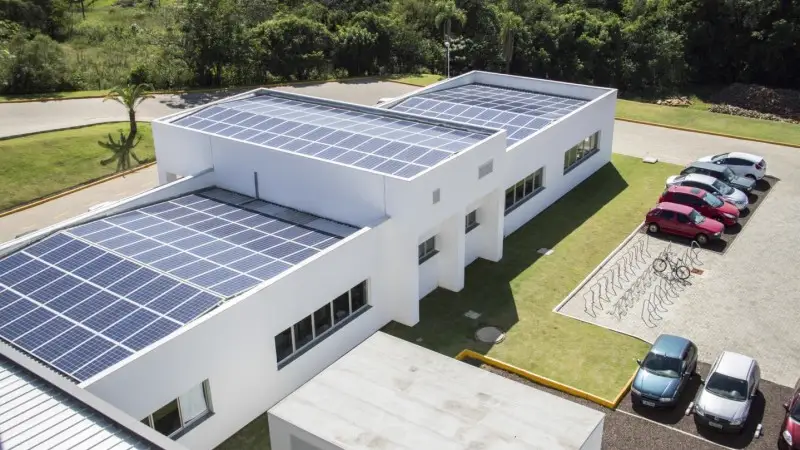 Usina solar corporativa instalada em cobertura de empresa, sistema fotovoltaico conectado à rede
