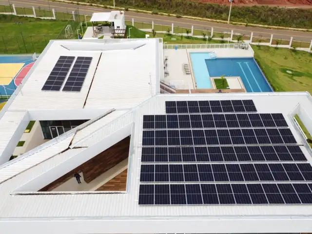 Usina solar instalada na área de lazer do Condomínio Vinhas, em Anápolis, com painéis sobre a cobertura do clube